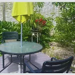 Holiday home Cap Sur ,maisons Centre-ville Jardin Melange Art Fleurs La Flotte