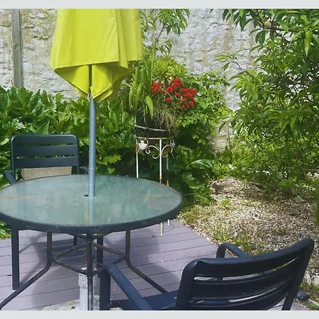 Дом отдыха Cap Sur ,maisons Centre-ville Jardin Melange Art Fleurs Ла-Флот